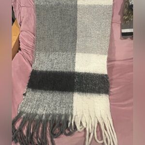 Antonio super fluffy grey plaid scarf